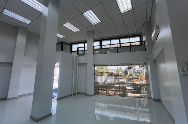 สำนักงานให้เช่า ตลิ่งชัน ติดถนนบรมราชชนนี (ข้างสถานีตำรวจตลิ่งชัน) (มีตลาดนัดอยู่ข้างๆ)