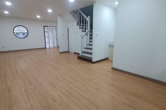 ขายถูก บ้านสวย หมู่บ้านอิงลดา ตำหรุ ตกแต่งสวย พร้อมอยู่ สนใจโทร 090 909 9794