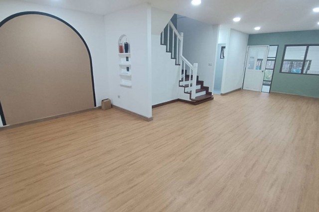 ขายถูก บ้านสวย หมู่บ้านอิงลดา ตำหรุ ตกแต่งสวย พร้อมอยู่ สนใจโทร 090 909 9794