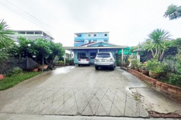 บ้านเดี่ยว ตรงข้ามโรงเรียนทุ่งศุขลา ศรีราชา ใกล้ถนนใหญ่ และ ท่าเรือแหลมฉบัง มีพื้นที่งอก เพิ่ม 10 ตร.ว.