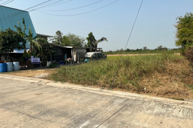 ขายที่ดิน 100 ตรว. ถนน เรียบคลองเจ็ก ลาดหลุมแก้ว ปทุมธานี หน้ากว้าง 17.6 เมตร ลึก 23.8 เมตร