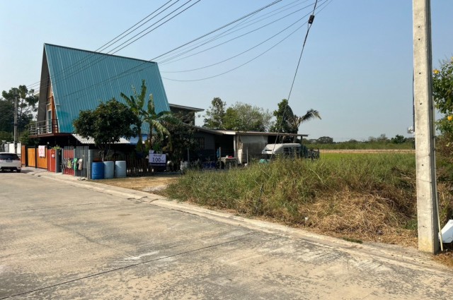 ขายที่ดิน 100 ตรว. ถนน เรียบคลองเจ็ก ลาดหลุมแก้ว ปทุมธานี หน้ากว้าง 17.6 เมตร ลึก 23.8 เมตร
