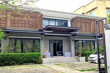 ขายสำนักงานพร้อมบ้าน2ชั้น กลางใจเมือง พญาไท จอดรถได้8คัน ใกล้รถไฟฟ้าสถานีอารีย์ ใกล้อนุสาวรีย์ ใกล้สวนจตุจักร ใกล้เซ็นทรัลลาดพร้าว ซอยพหลโยธิน11 กรุงเทพฯ