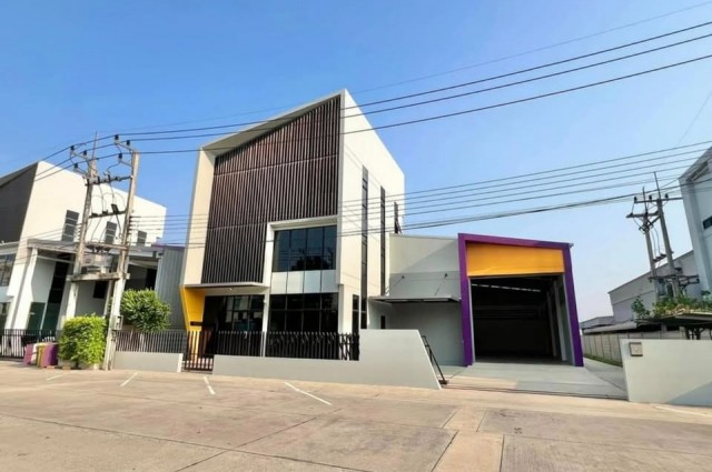 รีบด่วน  ที่ดินอยู่ติดริมถนนใหญ่เส้น 340  เหมาะสร้างโกดัง โรงงาน ย่านบางบัวทอง นนทบุรี ราคาเริ่มต้นเพียง 2.5 ล้านบาท
