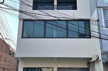 ให้เช่าอาคารพาณิชย์ 4ชั้น  ซอยรามคำแหง140  หมู่บ้านโฮมเพลส พื้นที่ใช้สอย 248 ตารางเมตร 2 ห้องน้ำ ปรับปรุงใหม่หมด ใกล้ BTS สายสีส้ม