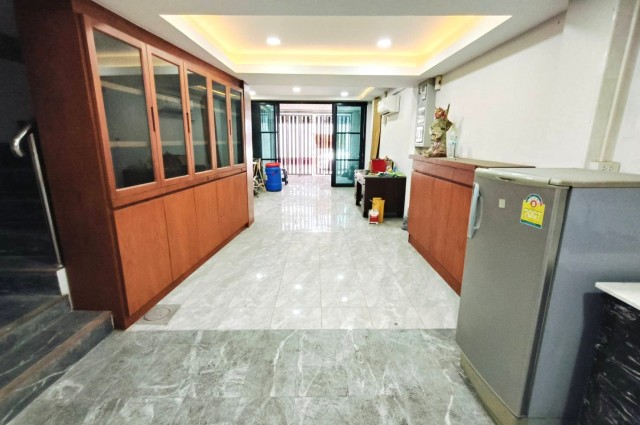 ขายอาคารพาณิชย์ 4 ชั้น 15.4 ตร.ว. ซ.เจริญราษฎร์ 5 แยก 4 สภาพพร้อมอยู่ ตกแต่งอย่างดี
