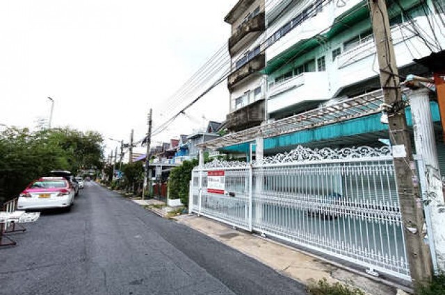 ขายตึกแถว 5 ชั้น 2 คูหา ทำเลทอง พหลโยธิน 75 ใกล้รถไฟฟ้า-สนามบินดอนเมือง 
