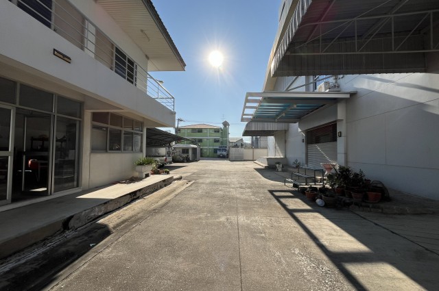 โกดังให้เช่าบางบัวทอง พื้นที่ 500 – 2,000 ตร.ม. (พร้อมย้ายเข้าได้ทันที)