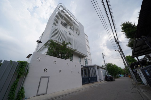 ขาย ออฟฟิศ สภาพใหม่ ลาดพร้าว 71 นาคนิวาส เลียบด่วนเอกมัย-รามอินทรา พื้นที่ใช้สอย 1000 ตรม เนื้อที่ 1 งาน