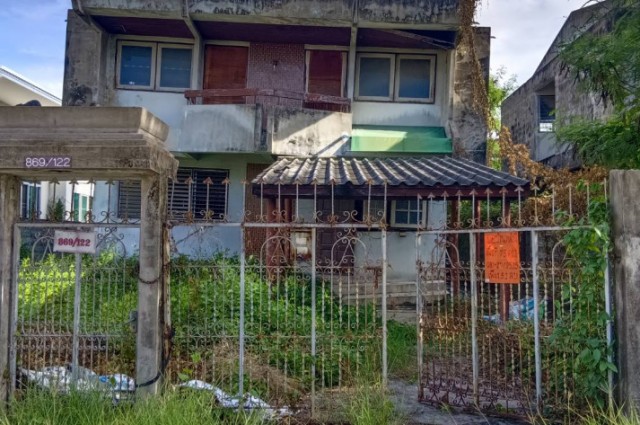ขายที่ดิน+บ้านเก่า เนื้อที่ 75 ตร.ว. หมู่บ้านเมืองทอง 4 ซ.ปุณณวิถี 53 (สุขุมวิท 101)  ทำเลดี อยู่ใจกลางเมือง