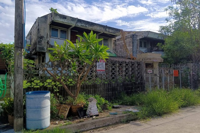ขายที่ดิน+บ้านเก่า เนื้อที่ 75 ตร.ว. หมู่บ้านเมืองทอง 4 ซ.ปุณณวิถี 53 (สุขุมวิท 101)  ทำเลดี อยู่ใจกลางเมือง