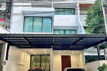HR1362ขายหรือเช่าทาวน์เฮ้าส์ 4 ชั้น ซอยสาทร21 ใกล้ BTS สะพานตากสิน 350 เมตร เหมาะทำออฟฟิศหรืออยู่อาศัย