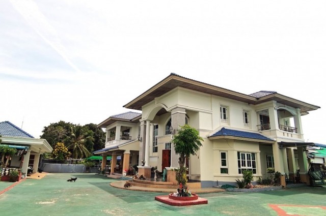 ขาย บ้านเดี่ยว HS053 บ้านใหญ่ ใจกลางเมือง วิวเขา หนองซ้ำซาก บ้านบึง ชลบุรี . 690 ตรม 3 ไร่ 1 งาน 48.7 ตรว แถมฟรี เฟอร์นิเจอร์บิ้วอิน แอร์