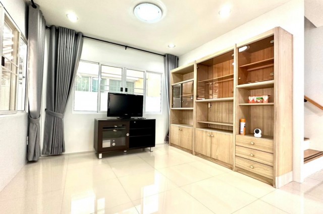 ให้เช่า บ้านเดี่ยว M836 รีโนเวทใหม่ทั้งหลัง ปากซอยถนนคุ้มเกล้า 39 230 ตรม 60 ตรว